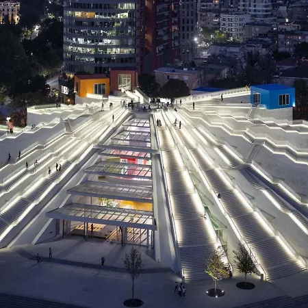 Elegant Near The Center And Stadium